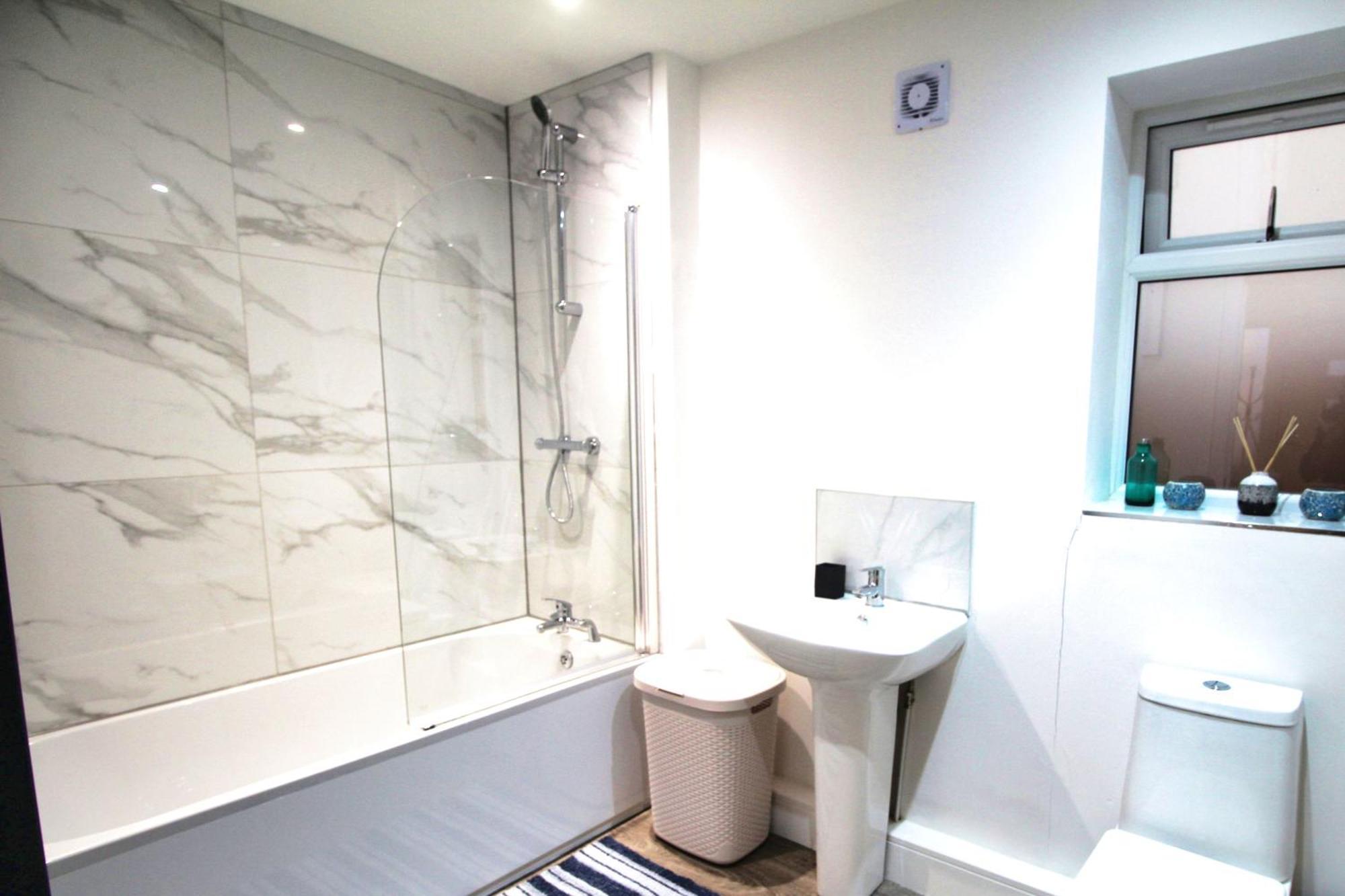 Rotherham - Rawmarsh - Great Customer Feedback - 2 Bed Bungalow - New Build - High End Furnishings - Wheel Chair Accessible - Large Enclosed Garden - Dog Friendly Exteriör bild
